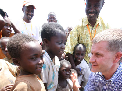Erik Solheim talking to children in the Democratic Republic of Congo